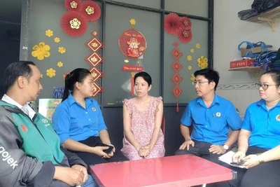 Công đoàn phường Phú Định thăm hỏi đoàn viên khó khăn. (Ảnh: THANH NGA) 
