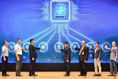 Phó Thủ tướng Chính phủ Nguyễn Chí Dũng và các đại biểu thực hiện nghi thức công bố chương trình "Học viện Al Việt Nam". (Ảnh: DUY THÀNH)