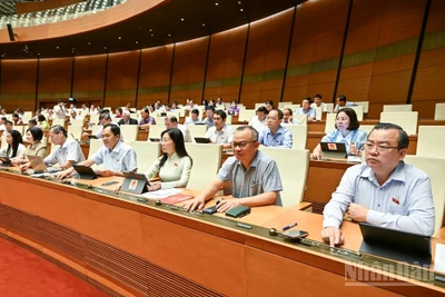 Quốc hội bấm nút thông qua Nghị quyết của Quốc hội về việc thí điểm Viện Kiểm sát nhân dân khởi kiện vụ án dân sự để bảo vệ quyền dân sự của các chủ thể là nhóm dễ bị tổn thương hoặc bảo vệ lợi ích công. (Ảnh: DUY LINH)