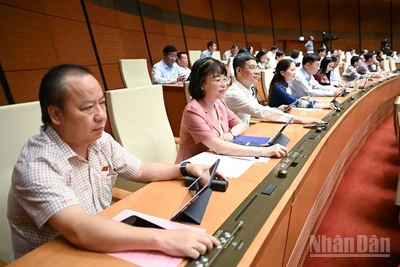 Đại biểu Quốc hội bấm nút thông qua Nghị quyết của Quốc hội về giảm thuế giá trị gia tăng. (Ảnh: DUY LINH)