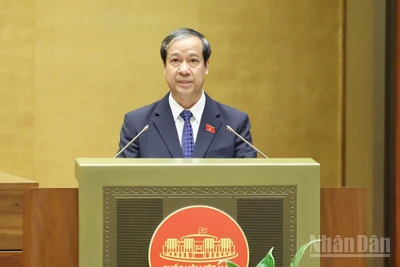 Bộ trưởng Giáo dục và Đào tạo Nguyễn Kim Sơn trả lời chất vấn của các đại biểu Quốc hội. (Ảnh: DUY LINH)