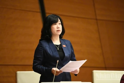 Bộ trưởng Y tế Đào Hồng Lan tham gia giải trình một số nội dung đại biểu Quốc hội quan tâm đến vấn đề bảo đảm an toàn thực phẩm cho học sinh trong trường học. (Ảnh: DUY LINH)