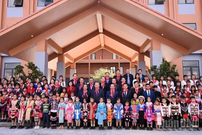 Tổng Bí thư Tô Lâm, các đồng chí lãnh đạo Đảng, Nhà nước và các cháu học sinh tại Lễ khánh thành Trường phổ thông nội trú liên cấp tiểu học và trung học cơ sở xã Si Pa Phìn, tỉnh Điện Biên. (Ảnh: THÀNH ĐẠT)