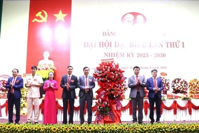 Lãnh đạo Thành ủy Huế tặng hoa chúc mừng Đại hội Đảng bộ xã Phú Vang. (Ảnh: nhandan.vn)