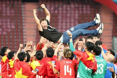 U22 Việt Nam thể hiện niềm vui và sự tri ân với huấn luyện viên Kim Sang-sik khi đoạt HCV SEA Games 33.