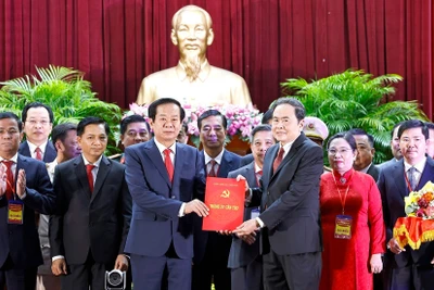 Chủ tịch Quốc hội Trần Thanh Mẫn trao Quyết định của Bộ Chính trị chỉ định Ban Chấp hành Đảng bộ thành phố Cần Thơ nhiệm kỳ 2020–2025 cho đồng chí Đỗ Thanh Bình, Ủy viên Trung ương Đảng, Bí thư Thành ủy Cần Thơ. (Ảnh: TTXVN)