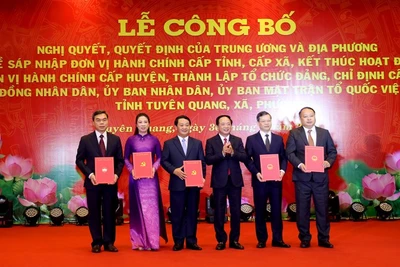 Đồng chí Thượng tướng Trịnh Văn Quyết, Bí thư Trung ương Đảng, Chủ nhiệm Tổng cục Chính trị Quân đội nhân dân Việt Nam​ trao Quyết định chỉ định của Bộ Chính trị cho các đồng chí Thường trực Tỉnh ủy Tuyên Quang.