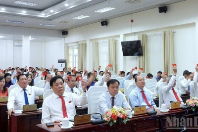 Các đại biểu Hội đồng nhân tỉnh Cà Mau biểu quyết thông qua nhiều quyết sách quan trọng tại Hội nghị lần thứ 3, nhiệm kỳ 2021-2026.