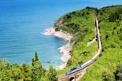 Tàu Thống Nhất chạy qua đèo Hải Vân nằm giữa Huế và Đà Nẵng. (Ảnh: Lonely Planet)
