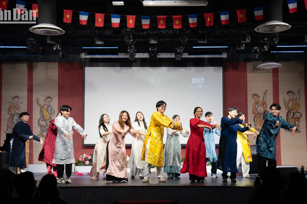 Chợ Xuân Bính Ngọ 2026 và đêm gala "Một vòng Việt Nam" được Hội Thanh niên sinh viên Việt Nam tại Paris (UEVP) tổ chức sôi động và trang trọng tại Trung tâm Văn hóa Việt Nam tại Pháp.