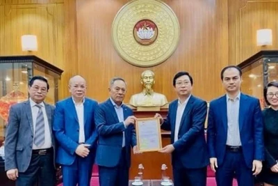 Ông Nguyễn Văn Hiền, Tổng Giám đốc Trung tâm Thương mại Đồng Xuân, Chủ tịch danh dự Liên hiệp hội người Việt tại Cộng hòa Liên bang Đức (thứ ba từ trái) trao số tiền hơn 3,75 tỷ đồng cho đại diện Ủy ban Trung ương Mặt trận Tổ quốc Việt Nam. (Ảnh: TTXVN)