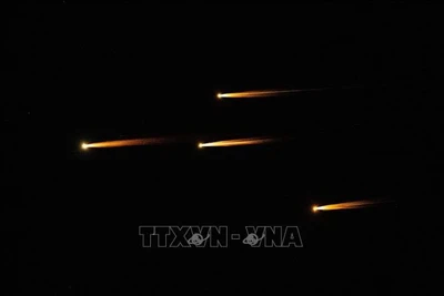 Các vệt sáng trên bầu trời Jerusalem (Israel) sau vụ phóng tên lửa của Iran nhằm đáp trả các vụ tấn công của lực lượng Israel tối 13/6/2025. (Ảnh: THX/TTXVN)