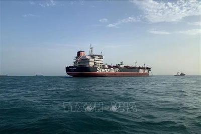 Tàu chở dầu Stena Impero di chuyển gần eo biển Hormuz, Iran, ngày 21/7/2019. (Ảnh: THX/TTXVN)