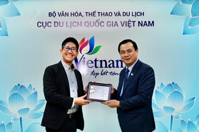 Cục trưởng Du lịch Quốc gia Việt Nam Nguyễn Trùng Khánh trao quà lưu niệm cho ông Yukihito Arima. (Ảnh: TITC)