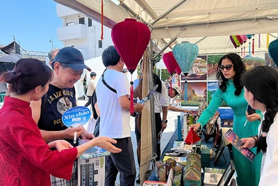 Du khách Nhật Bản tham quan các gian hàng Việt Nam trong Lễ hội Du lịch-văn hóa Việt Nam tại Kanagawa năm 2024. (Ảnh: TITC)