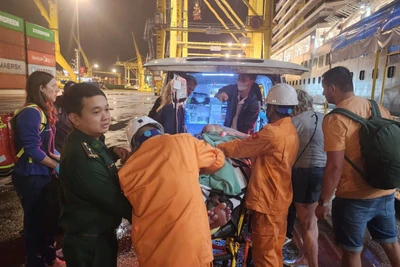 Lực lượng tìm kiếm cứu nạn tiếp nhận nạn nhân tại cảng Tiên Sa, Đà Nẵng.