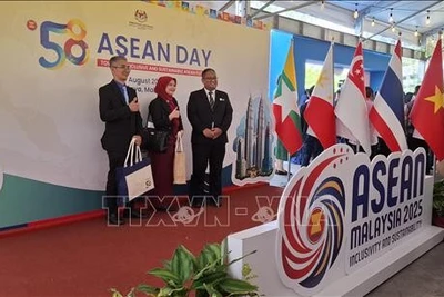 Các đại biểu dự Lễ kỷ niệm Ngày ASEAN 2025 chụp ảnh lưu niệm. (Ảnh: TTXVN)