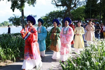 Các hoạt động trong khuôn khổ Năm Du lịch quốc gia-Huế 2025 thu hút sự quan tâm của đông đảo du khách. (Ảnh: TTXVN)