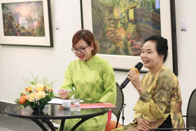 Họa sĩ Trần Thanh Thục chia sẻ về dòng tranh vải. (Ảnh: VNFAM)