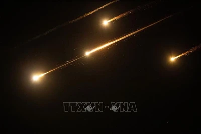 Hàng loạt tên lửa trong chiến dịch trả đũa của Iran được phóng xuống lãnh thổ Israel tối 13/6/2025. (Ảnh: THX/TTXVN)