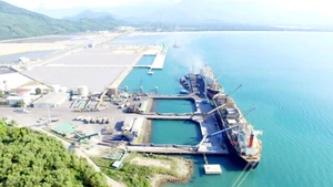 Cảng Chân Mây vẫn phụ thuộc nhiều vào Quốc lộ 1A và các tuyến tỉnh lộ nhỏ hẹp.