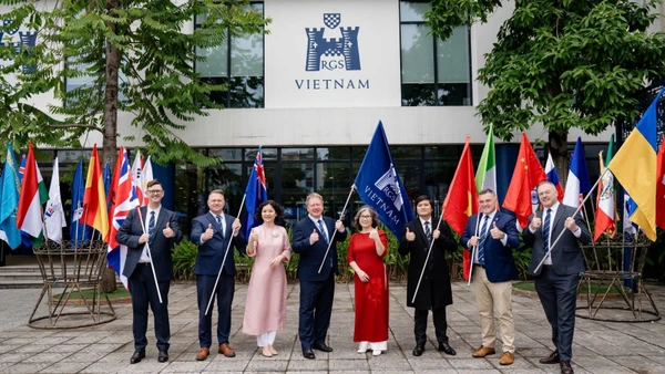 Bà Mai Bích Thuỷ và ông Shaun Fenton, OBE, Hiệu trưởng RGS UK, Ông Sean Davey, Giám đốc Kinh doanh Toàn cầu RGSI cùng Hiệu trưởng và các lãnh đạo Reigate Grammar School Vietnam. (Nguồn: Reigate Grammar School Việt Nam)