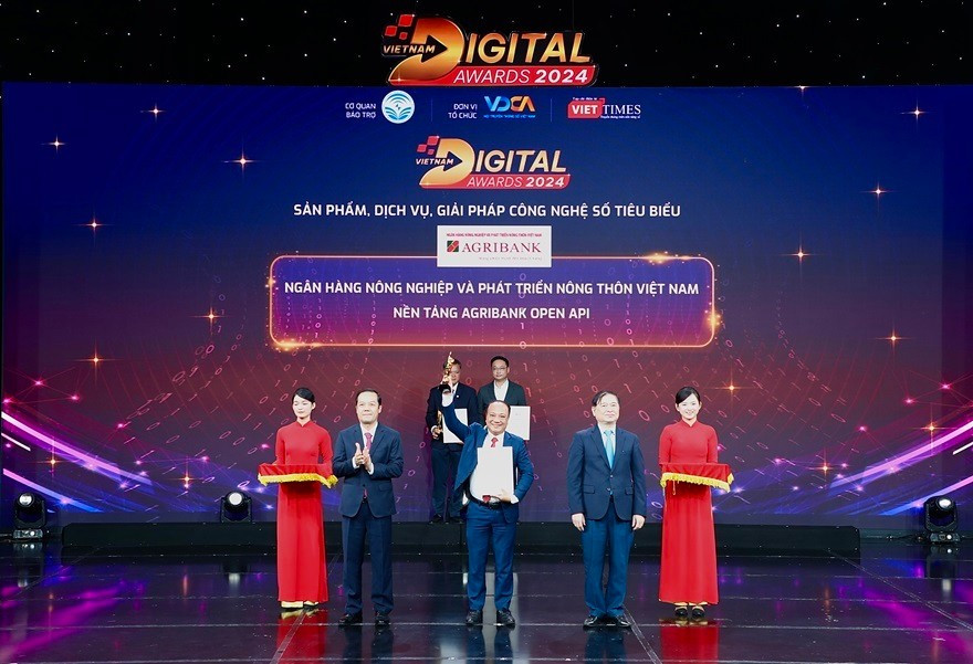 Agribank giành nhiều giải thường về chuyển đổi số trong thời gian qua. agribank-giai-thuong.jpg