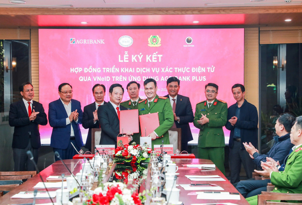 Năm 2024, Agribank và Trung tâm nghiên cứu, ứng dụng dữ liệu dân cư và căn cước công dân (RAR) - Bộ Công an ký kết Hợp đồng triển khai dịch vụ xác thực điện tử qua VNeID trên Agribank Plus le-ky-ket-trien-khai-vneid-1741170303675852144703.jpg