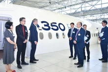 A350 là dòng máy bay thân rộng hiện đại của Airbus, được thiết kế lại hoàn toàn từ đầu với hơn 70% vật liệu tiên tiến và khả năng cánh biến hình. (Ảnh: KHẢI HOÀN)