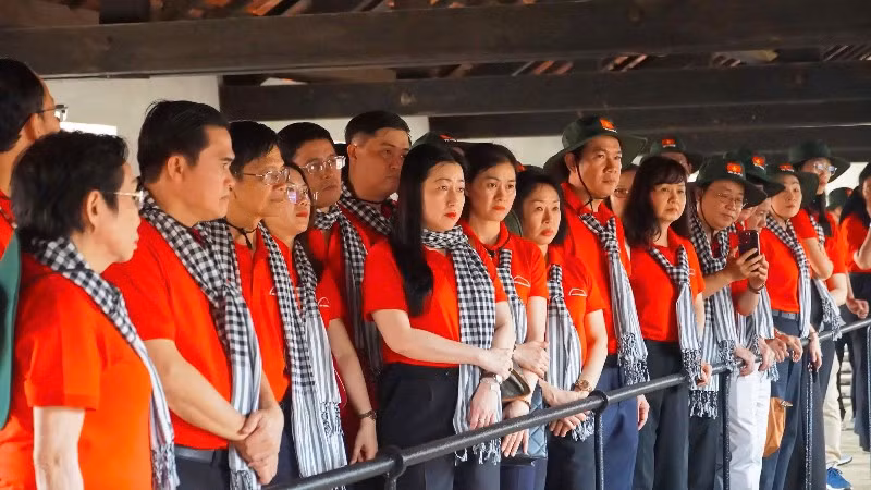 Đoàn công tác Đảng ủy các cơ quan Đảng Thành phố Hồ Chí Minh về nguồn, tham quan và tìm hiểu lịch sử tại di tích Nhà tù Côn Đảo.