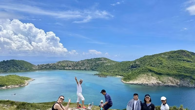 Du khách trải nghiệm và khám phá thiên nhiên tại Côn Đảo.