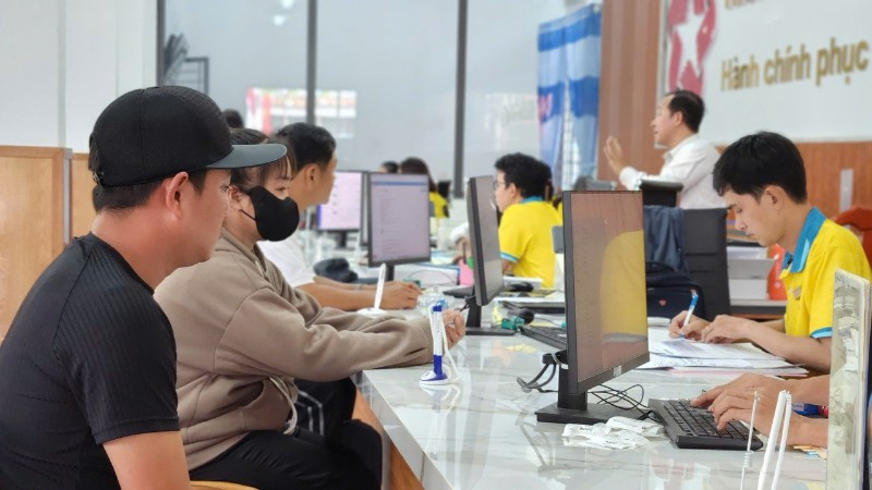 Người dân làm thủ tục hành chính tại phường Vũng Tàu, Thành phố Hồ Chí Minh.