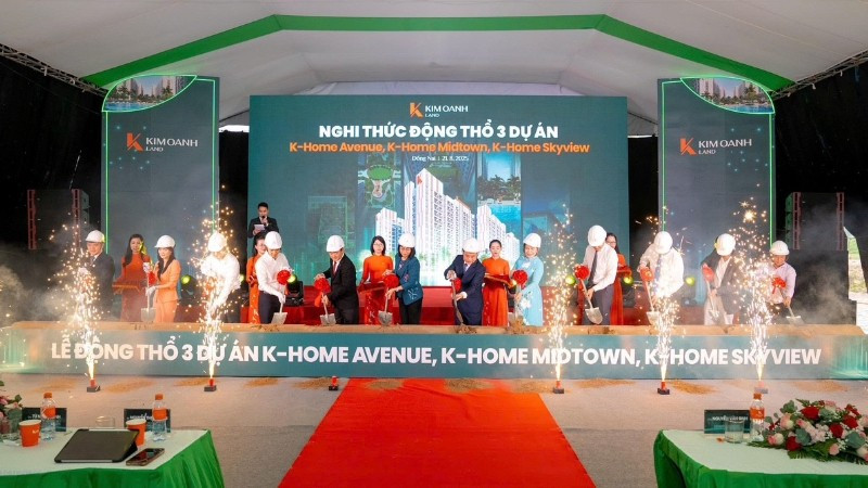 Các đại biểu thực hiện nghi lễ động thổ 3 dự án.