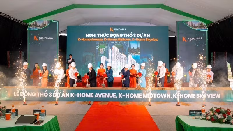 Các đại biểu thực hiện nghi lễ động thổ 3 dự án.