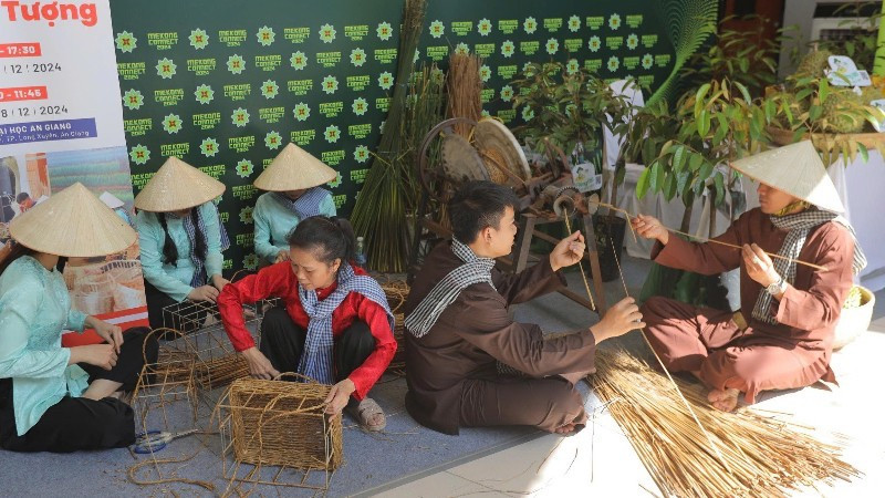 Người dân đan lát các sản phẩm thủ công từ cỏ năn tượng.