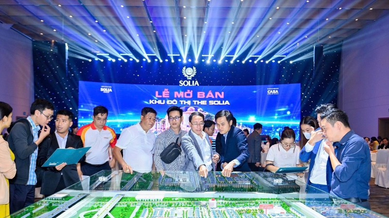 Khách hàng xem mô hình dự án tại lễ mở bán.