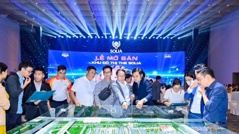 Khách hàng xem mô hình dự án tại lễ mở bán.