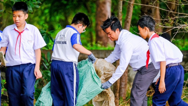 Các đại biểu tham gia thu gom rác trong chương trình "Ngày hội sống xanh.