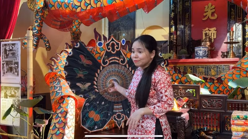 Chị Nguyễn Minh Nguyệt, thuyết minh cho khách tham quan về quá trình phục dựng lồng đèn xưa.