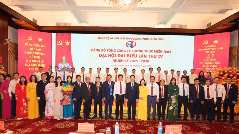 Các đại biểu tham dự Đại hội chụp ảnh lưu niệm.