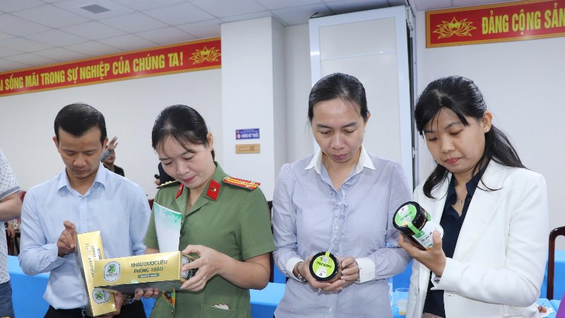 Các đại biểu tham quan một số sản phẩm OCOP tại buổi họp báo.