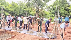 Các đại biểu thực hiện nghi thức khởi công xóa nhà tạm, nhà dột nát cho đồng bào dân tộc thiểu số.