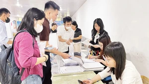 Người dân hoàn thiện hồ sơ mua nhà ở xã hội Thượng Thanh, quận Long Biên.