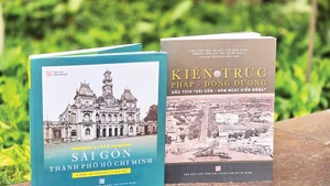 Bìa hai cuốn sách “Di sản Sài Gòn-Thành phố Hồ Chí Minh” và “Kiến trúc Pháp-Đông Dương, dấu tích Sài Gòn-Hòn ngọc Viễn Đông”.