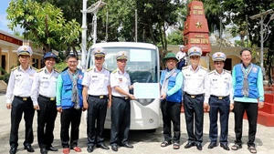 Lãnh đạo Thành ủy, Ủy ban Mặt trận Tổ quốc Việt Nam Thành phố Hồ Chí Minh thăm và trao quà tặng cán bộ, chiến sĩ trên đảo Sinh Tồn. (Ảnh VŨ HOÀNG)