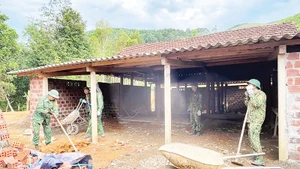 Các "Đội thợ xây không đồng" của Bộ đội Biên phòng Hà Tĩnh đảm nhiệm việc xây nhà mới cho những hộ dân gặp khó khăn về nhà ở.