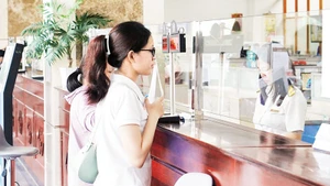 Người dân làm thủ tục tại Chi cục Thuế khu vực II, phường An Phú, thành phố Thủ Đức. (Ảnh THẾ ANH)