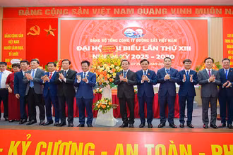 Phó Thủ tướng Trần Hồng Hà tặng lẵng hoa chúc mừng Đại hội