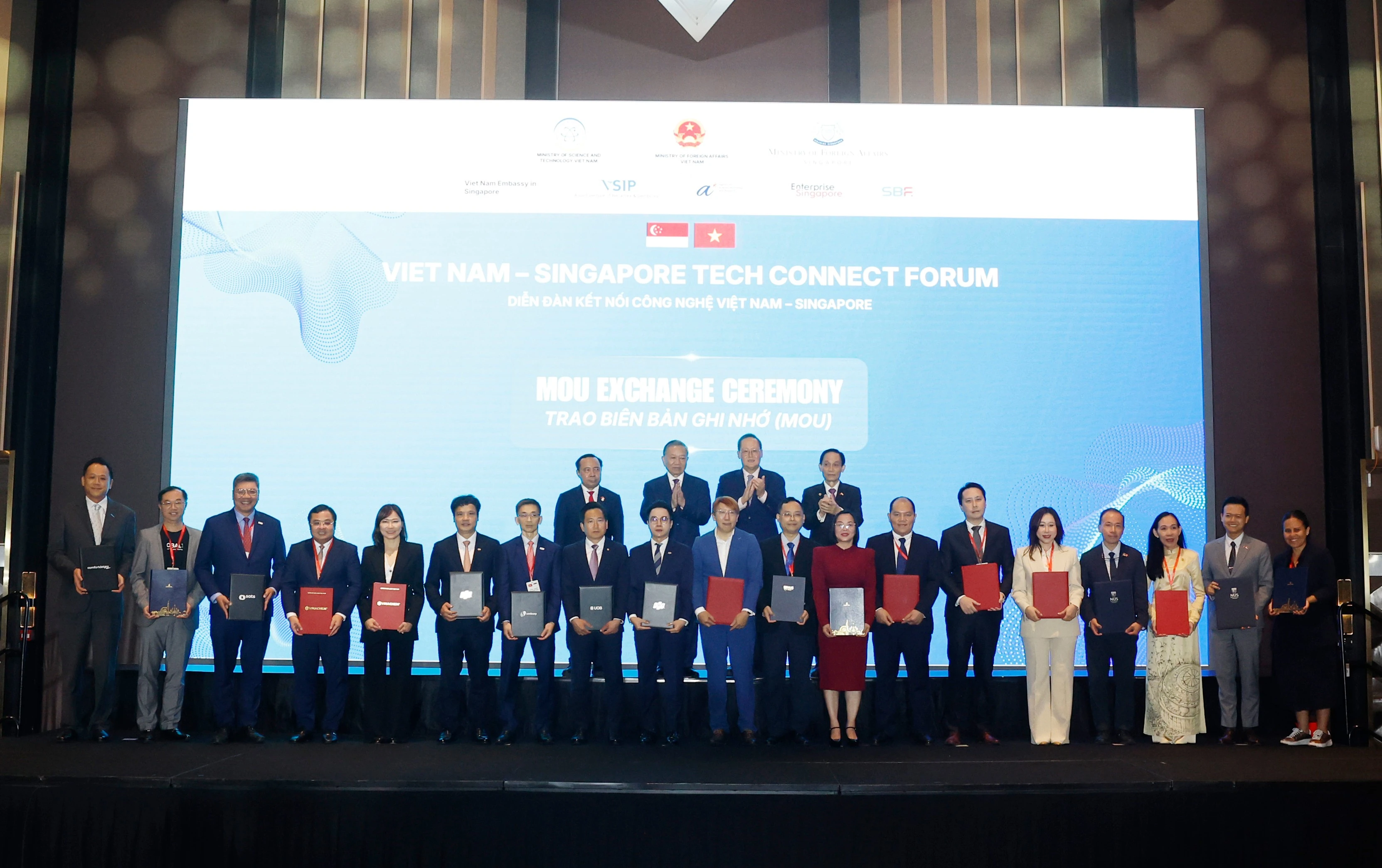 FPT ký 6 thỏa thuận hợp tác AI với các tập đoàn lớn tại Thái Lan và Singapore