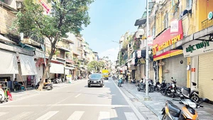 Nhiều cửa hàng tại Hà Nội đóng cửa tạm dừng hoạt động nhằm tránh sự kiểm tra của cơ quan chức năng.